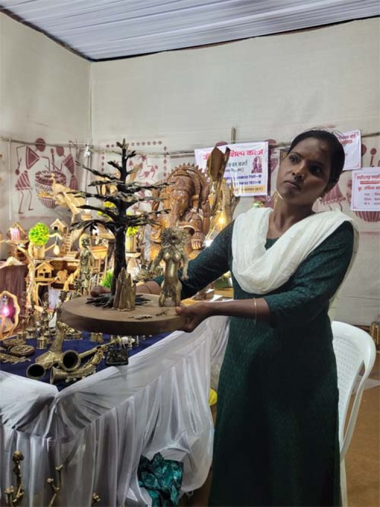 राज्योत्सव शिल्पग्राम में लोगों को आकर्षित कर रहा है छत्तीसगढ़ की पारंपरिक ढोकरा शिल्प