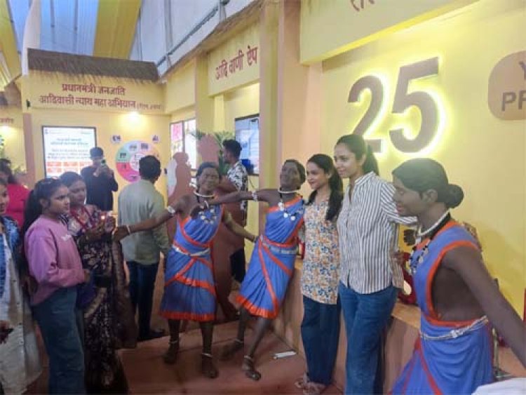 राज्योत्सव में आदिम जाति कल्याण विभाग के स्टॉल में उमड़ रहा लोगों का हुजूम