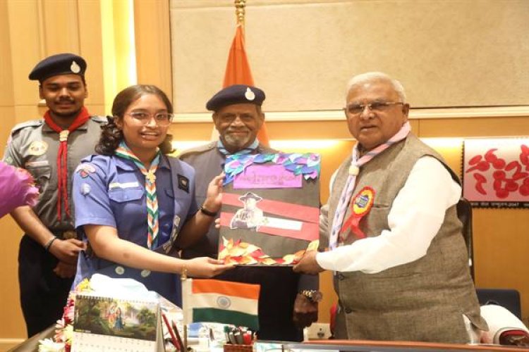 राज्यपाल पटेल को भारत स्काउट्स एवं गाइड्स का बैज और स्कार्फ पहनाया
