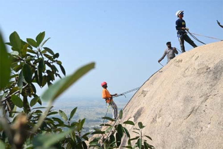 जशपुर जम्बुरी 2025 : देशदेखा में 120 पर्यटक ले रहे रॉक क्लाइंबिंग का रोमांच, विशेषज्ञों की निगरानी में सुरक्षित साहसिक अनुभव