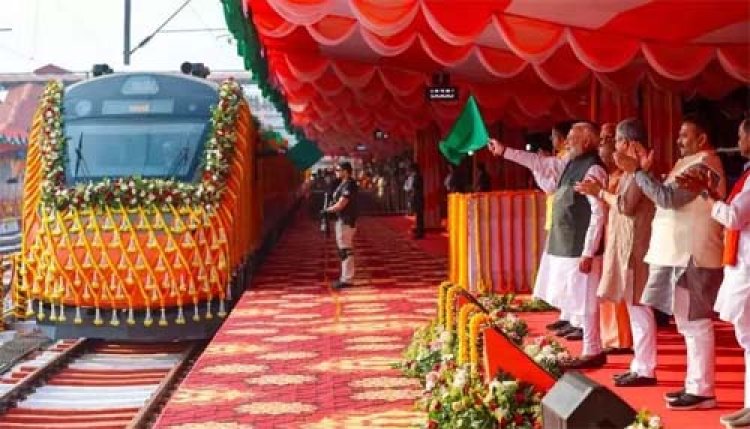 प्रधानमंत्री मोदी ने बनारस-खजुराहो वंदे भारत ट्रेन की दी सौगात