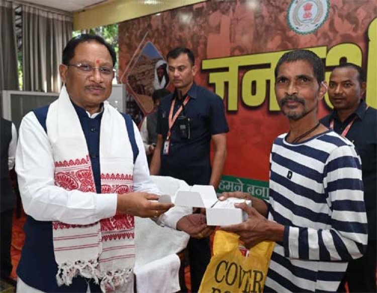 मुख्यमंत्री विष्णुदेव साय ने समझी पीड़ा, तुरंत बढ़ाया कदम: रमन निर्मलकर को सौंपा श्रवण यंत्र