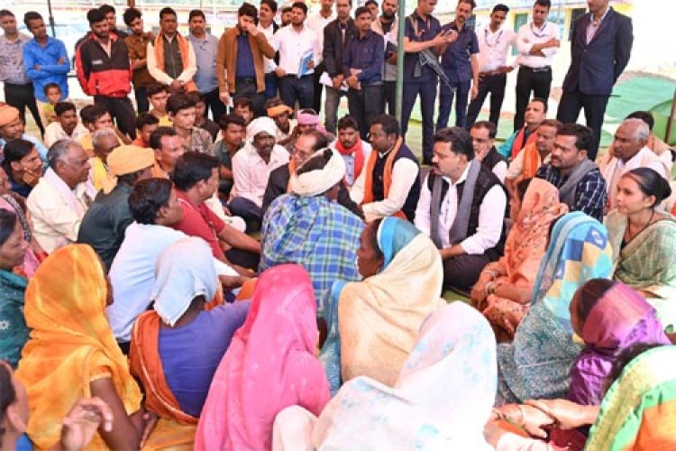 उपमुख्यमंत्री ने जनचौपाल में ग्रामीणों के संग बैठ की ग्राम के विकास पर चर्चा 