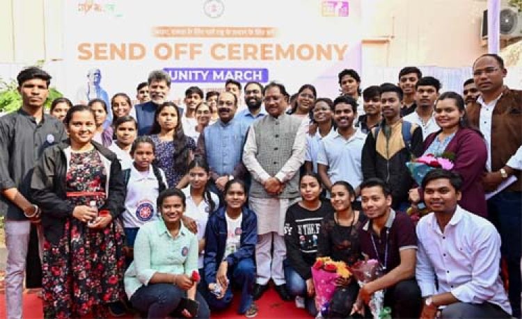 मुख्यमंत्री विष्णुदेव साय ने यूनिटी मार्च के लिए राज्य के 68 युवाओं के दल को हरी झंडी दिखाकर किया रवाना