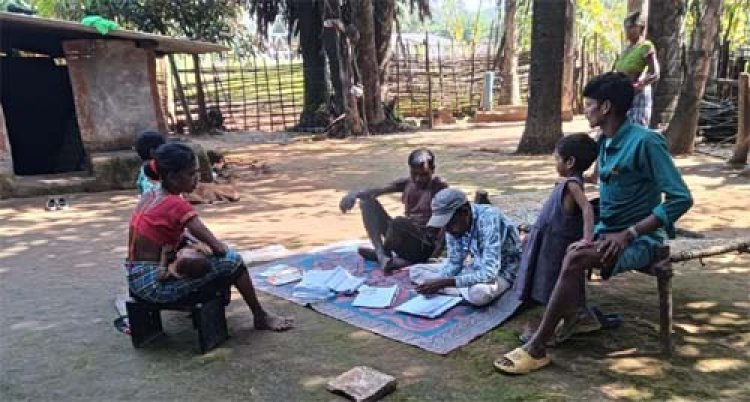 जंगल-पहाड़ों के रास्तों से मतदाताओं तक पहुंच रही टीम