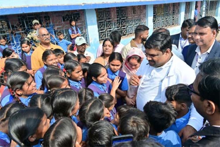 पोटिया प्राइमरी एवं मिडिल स्कूल का शिक्षा मंत्री गजेन्द्र यादव ने किया निरीक्षण
