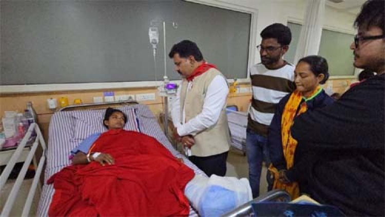 उपमुख्यमंत्री विजय शर्मा हॉस्पिटल पहुंचकर महिला कांन्सटेबल के स्वास्थ्य की जानकारी ली