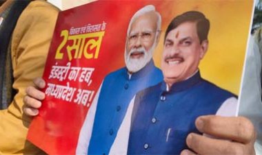 विधानसभा सत्र के आखिरी दिन अनोखा नजारा, सत्ता पक्ष के विधायकों ने गांधी प्रतिमा के सामने लगाए नारे.