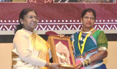 राष्ट्रपति द्रौपदी मुर्मु के हाथों हीराबाई झरेका बघेल राष्ट्रीय हस्तशिल्प पुरस्कार से सम्मानित