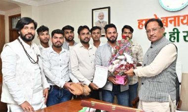 मुख्यमंत्री विष्णु देव साय से पोस्ट मैट्रिक अनुसूचित जाति छात्रावास के प्रतिनिधि मंडल ने की सौजन्य भेंट