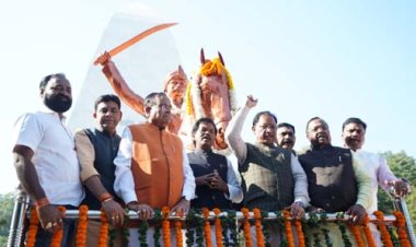 मुख्यमंत्री ने शहीद वीर नारायण सिंह को अर्पित की श्रद्धांजलि