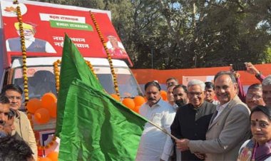 राज्य सरकार की 2 साल की उपलब्धियों के प्रचार-प्रसार के लिए कोटपुतली-बहरोड़ जिले के प्रभारी मंत्री ने विकास रथों को हरी झंडी दिखाकर किया रवाना
