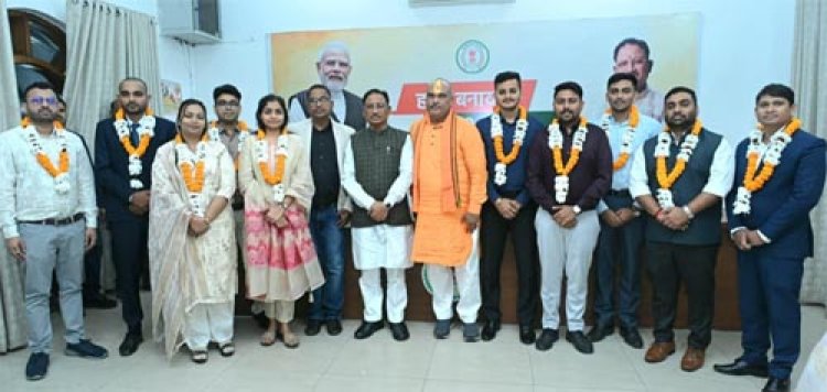 CM साय से छत्तीसगढ़ लोक सेवा आयोग 2024 के टॉप 10 अभ्यर्थियों ने की सौजन्य भेंट