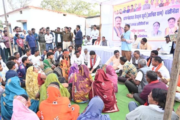 उपमुख्यमंत्री विजय शर्मा ने ग्राम चरडोंगरी और बांझी में चौपाल लगाकर ग्रामीणों से किया सीधा संवाद