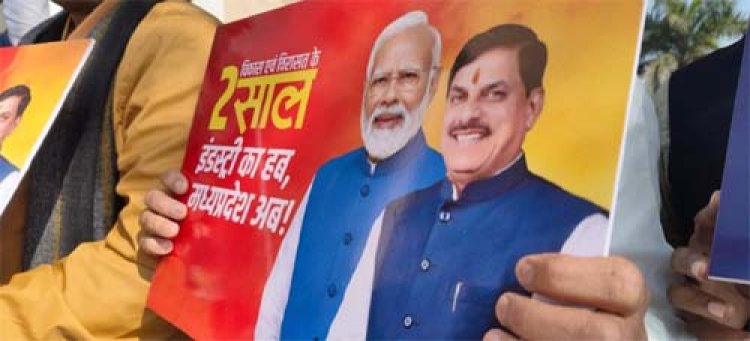 विधानसभा सत्र के आखिरी दिन अनोखा नजारा, सत्ता पक्ष के विधायकों ने गांधी प्रतिमा के सामने लगाए नारे.