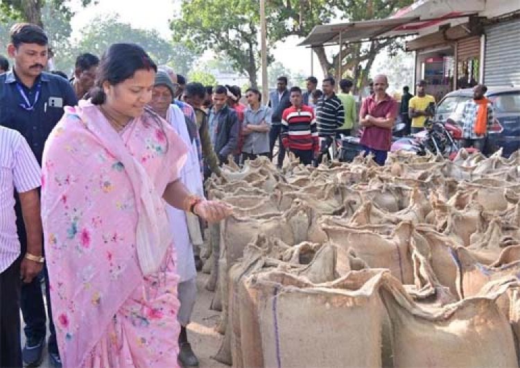 मंत्री लक्ष्मी राजवाड़े ने भटगांव विधानसभा के धान खरीदी केंद्रों का किया निरीक्षण