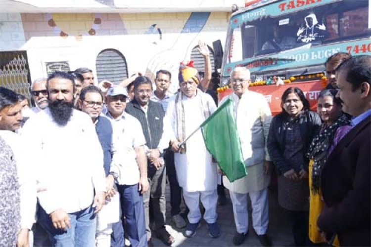 पशुपालन मंत्री ने सुमेरपुर में विकास रथों को हरी झंडी दिखाकर किया रवाना