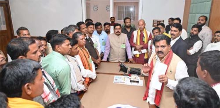 बस्तर संभाग के सरपंचों ने नए विधानसभा भवन में देखी लोकतांत्रिक प्रक्रिया