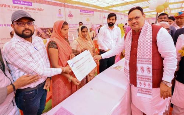 मुख्यमंत्री का बांसवाड़ा दौरा, मुख्यमंत्री भजनलाल शर्मा ने ग्रामीण समस्या समाधान शिविर का किया अवलोकन मुख्यमंत्री ने लाभार्थियों को सौंपे योजनाओं के प्रमाण पत्र