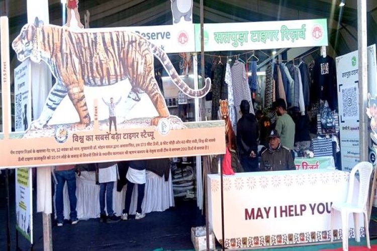 दुर्लभ जड़ी-बूटियों के स्टॉल्स पर उमड़ी सैलानियों की भीड़, 68 लाख से अधिक की हुई बिक्री