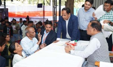 मुख्यमंत्री विष्णु देव साय के निर्देश पर लकवाग्रस्त महिला को तुरंत मंजूर हुए 5 लाख रुपए