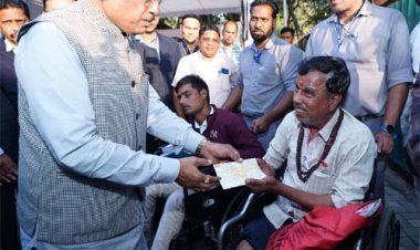 मुख्यमंत्री जनदर्शन: दिव्यांग प्रवीण गिरी गोस्वामी को पुत्री की शादी के लिए मिला 20 हजार का तत्कालीक सहायता