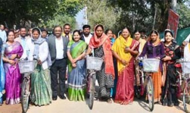 मंत्री लक्ष्मी राजवाड़े गांव–बस्ती चलो अभियान के तहत भटगांव विधानसभा के महावीरपुर और संजय नगर पहुँचीं