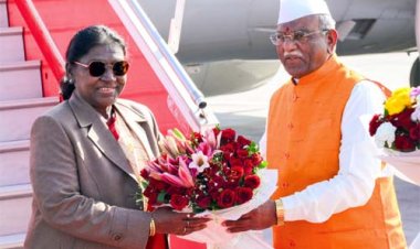 राज्यपाल ने पुष्पगुच्छ भेंट कर की अगवानी- राष्ट्रपति के साथ रामकथा में सम्मिलित हुए राज्यपाल