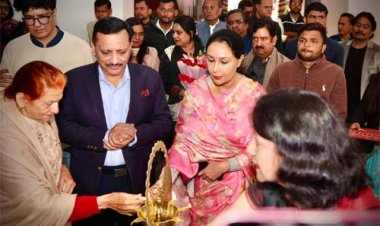 उपमुख्यमंत्री दिया कुमारी ने डॉ. सुषमा महाजन के कला चित्रों से सुसज्जित तीन दिवसीय 'मेलोडी ऑफ कलर्स' प्रदर्शनी का किया उद्घाटन