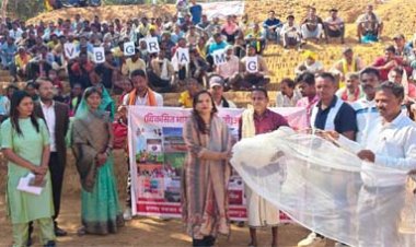 करमरी में ग्रामीणों द्वारा मानव श्रृंखला बनाकर 'आत्मनिर्भर गांव - विकसित भारत' का दिया संदेश