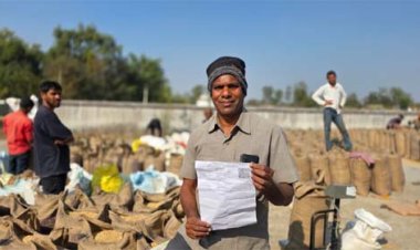 तकनीक ने बदली धान खरीदी व्यवस्था : छत्तीसगढ़ में किसान अब घर बैठे काट रहे टोकन