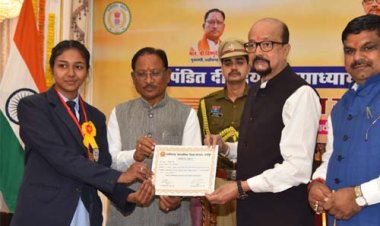 राज्यपाल रमेन डेका एवं मुख्यमंत्री विष्णुदेव साय ने 10वीं और 12वीं परीक्षा के मेधावी विद्यार्थियों को किया सम्मानित