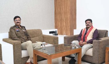 रायपुर के नवनियुक्त प्रथम पुलिस कमिश्नर  संजीव शुक्ला ने उपमुख्यमंत्री विजय शर्मा से की सौजन्य भेंट