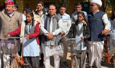 संसदीय कार्य मंत्री ने जोधपुर के बोरानाडा में बालिकाओं को साइकिल वितरित की