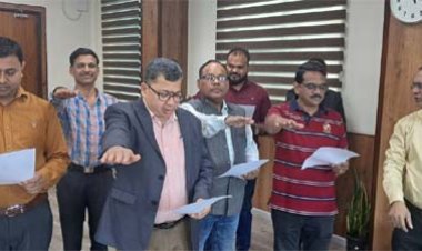 स्वास्थ्य भवन में राष्ट्रीय मतदाता दिवस पर ली गई मतदान के प्रति प्रतिबद्धता की शपथ