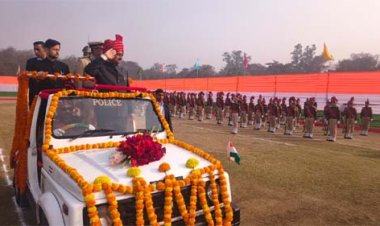 केन्द्रीय राज्यमंत्री तोखन साहू ने ध्वजारोहण कर परेड की ली सलामी