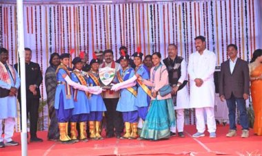 उप मुख्यमंत्री विजय शर्मा ने गणतंत्र दिवस पर अम्बिकापुर के पीजी कॉलेज मैदान में फहराया राष्ट्रीय ध्वज