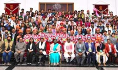 राष्ट्रपति भवन में छत्तीसगढ़ की झांकी कलाकारों का सम्मान