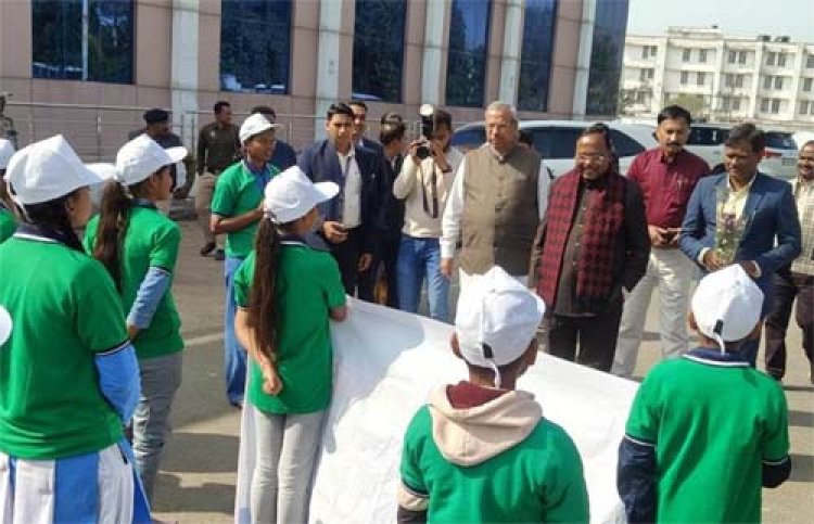 मंत्री रामविचार नेताम ने विद्यार्थियों की शैक्षणिक भ्रमण बस को हरी झंडी दिखाकर किया रवाना