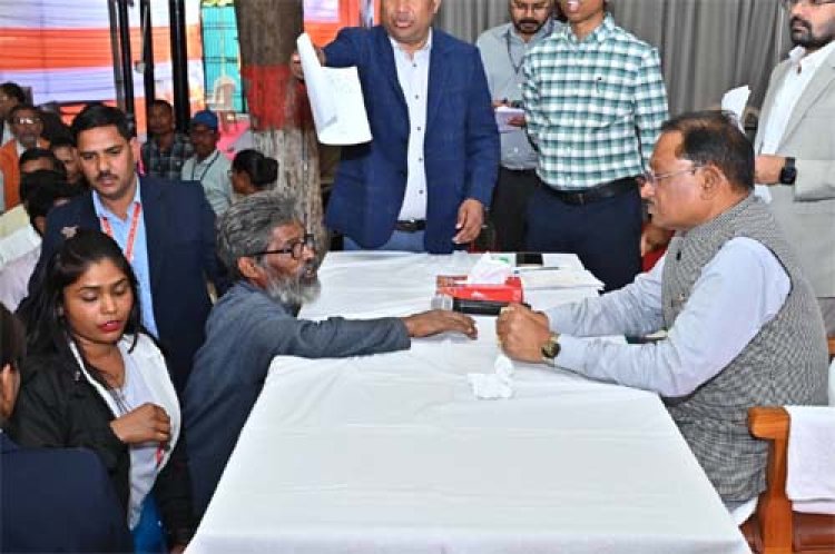 60 वर्षीय अविवाहित श्रमिक हनुमंत राव का नहीं बना था राशन कार्ड : मुख्यमंत्री ने जनदर्शन में तत्काल राशन कार्ड बनाने के दिए निर्देश, मिलेगा शासकीय योजनाओं का लाभ