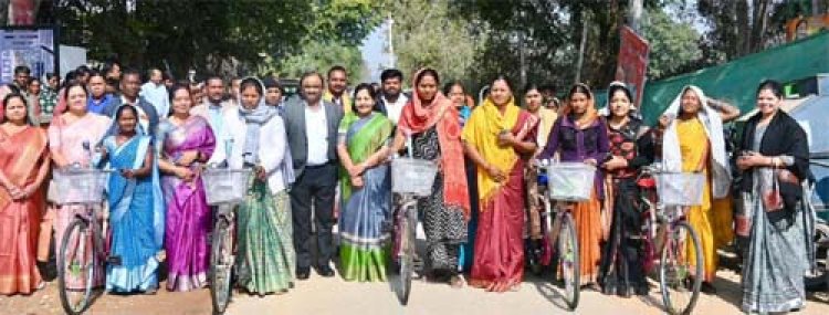 मंत्री लक्ष्मी राजवाड़े गांव–बस्ती चलो अभियान के तहत भटगांव विधानसभा के महावीरपुर और संजय नगर पहुँचीं