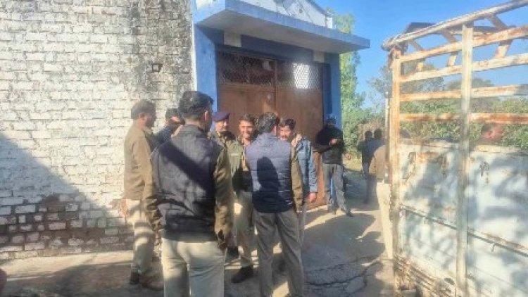 राष्ट्रीय रायफल के फर्जी आईडी कार्ड एवं पुलिस की वर्दी मिली छापे में