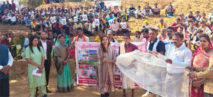 करमरी में ग्रामीणों द्वारा मानव श्रृंखला बनाकर 'आत्मनिर्भर गांव - विकसित भारत' का दिया संदेश