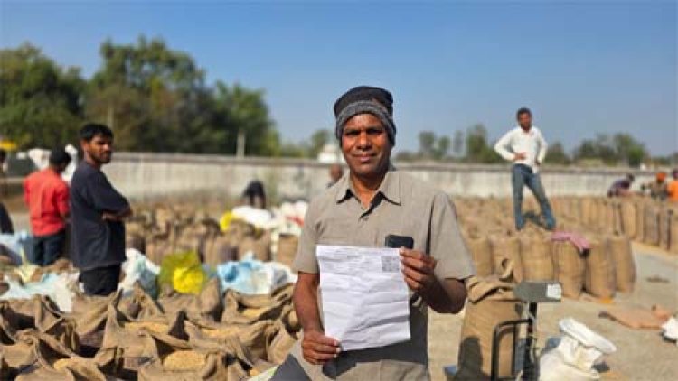तकनीक ने बदली धान खरीदी व्यवस्था : छत्तीसगढ़ में किसान अब घर बैठे काट रहे टोकन