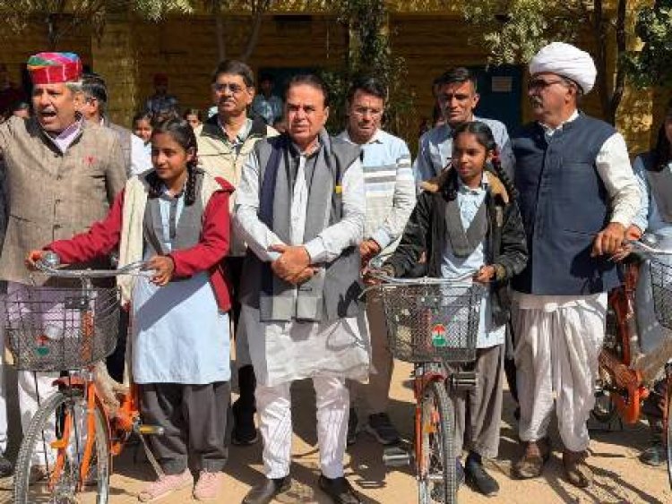 संसदीय कार्य मंत्री ने जोधपुर के बोरानाडा में बालिकाओं को साइकिल वितरित की
