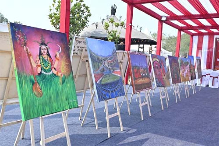रायपुर साहित्य उत्सव में जितने साहित्य के रंग बिखरे, उतने ही चित्रकला के भी