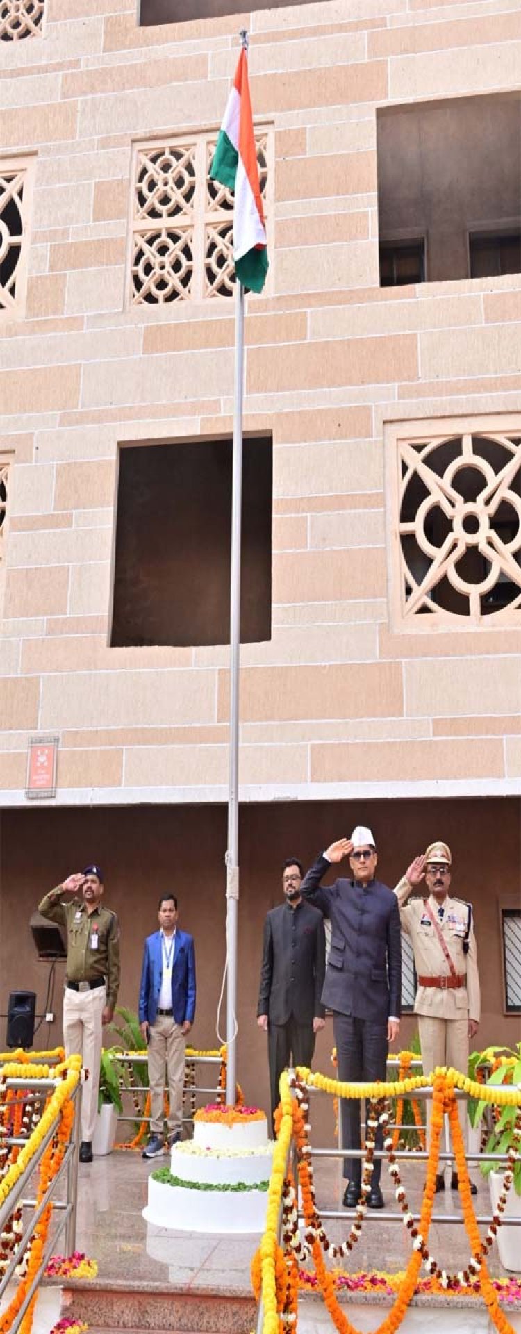 मंत्रालय में सामान्य प्रशासन विभाग के सचिव चंपावत ने किया ध्वजारोहण