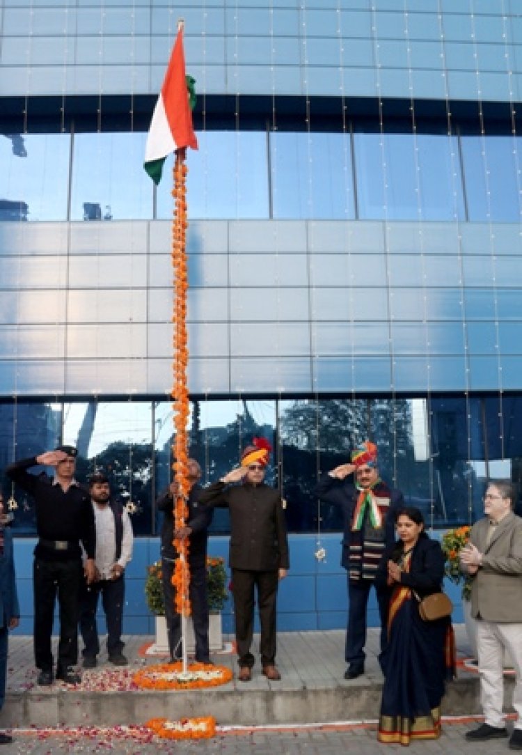 गणतंत्र दिवस पर सूचना केन्द्र में आयुक्त, सूचना एवं जनसम्पर्क ने फहराया तिरंगा