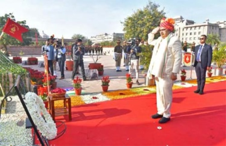 मुख्यमंत्री ने अमर जवान ज्योति पर पुष्पचक्र अर्पित कर शहीदों को दी श्रद्धांजलि