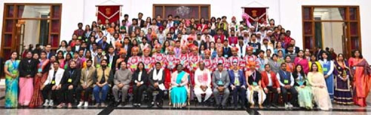 राष्ट्रपति भवन में छत्तीसगढ़ की झांकी कलाकारों का सम्मान